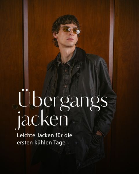 Ein Mann mit Sonnenbrille und dunkler Jacke steht vor Holztüren. Ein Text auf Deutsch wirbt für leichte Jacken für kühle Tage.