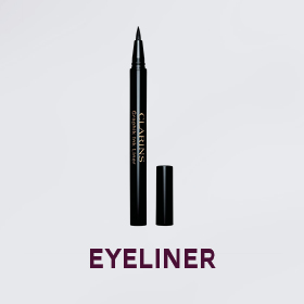 Ein schwarzer flüssiger Eyeliner-Stift ohne Kappe, der eine feine Spitze zeigt. Auf dem Stift ist der Text „CLARINS“ aufgedruckt. Darunter steht in fetten Buchstaben das Wort „EYELINER“. Der Hintergrund ist hellgrau.