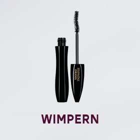Auf hellgrauem Untergrund ist eine schwarze Mascara mit geschwungener Bürste abgebildet. Unter der Mascara steht in fetten, violetten Lettern das Wort „WIMPERN“.