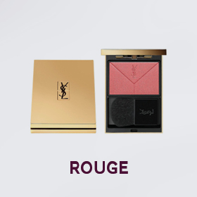 Ein kompaktes Make-up-Etui mit einem rosafarbenen Rouge und einem kleinen Applikatorpinsel. Auf dem Deckel ist das YSL-Logo zu sehen. Unter dem Bild erscheint das Wort „ROUGE“.