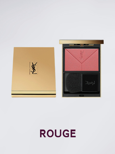 Ein goldenes Kompaktetui von YSL Beauty mit einem rosa Rouge darin ist geöffnet und gibt den Blick auf ein Pinselfach frei. Darunter steht das Wort „Rouge“.
