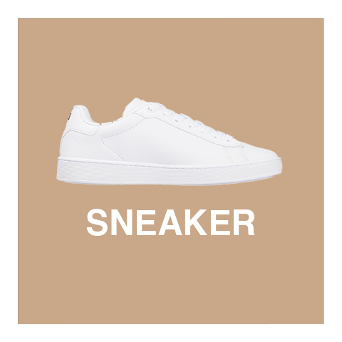 Ein weißer Sneaker steht zentriert auf einem hellbraunen Hintergrund. Unter dem Schuh steht in fetten weißen Buchstaben das Wort „SNEAKER“.