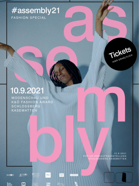 Eine Person mit geschlossenen Augen und erhobenen Armen steht in einem wallenden Kleidungsstück vor einem blauen Hintergrund. Der Overlay-Text enthält „#assembly21“, „Fashion Special“, „Tickets hier erhältlich“ und Veranstaltungsdetails für den 10.9.2021 im Schlossberg Kasematten.