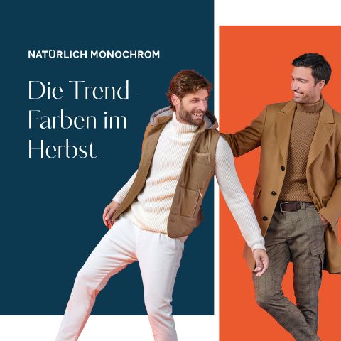 Zwei Männer in modischer Herbstkleidung posieren vor einem gespaltenen Hintergrund aus Blaugrün und Orange. Einer trägt eine beige Weste über einem weißen Pullover, der andere einen braunen Mantel über einem Rollkragenpullover. Der deutsche Text lautet „Natürlich Monochrom: Die Trend-Farben im Herbst.