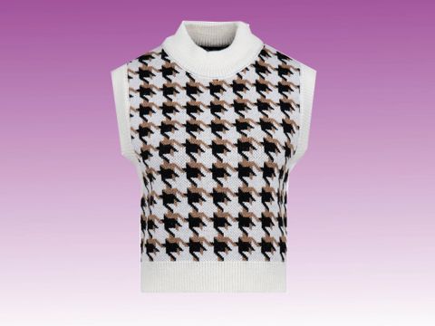 Ein ärmelloser Pullover mit einem schwarz-braun-weißen Hahnentrittmuster auf weißem Hintergrund. Er hat einen hohen Kragen und ist auf einem Hintergrund mit Farbverlauf von Lila nach Weiß abgesetzt.