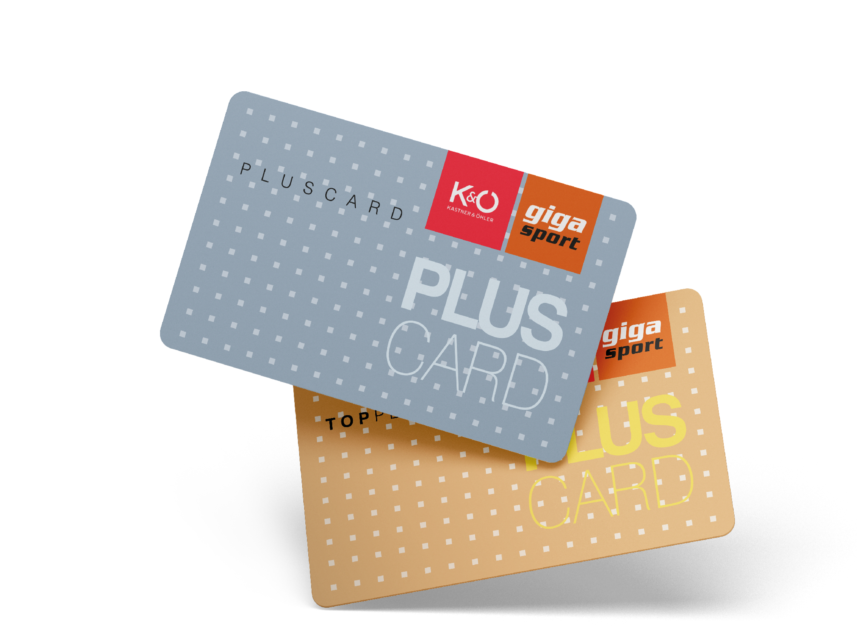 Zwei Mitgliedskarten, eine graue und eine goldene, mit den Logos „Plus Card“ und „Giga Sport“. Die graue Karte zeigt das „K&Ö“-Logo, beide mit gepunktetem Muster auf schlichtem Hintergrund.