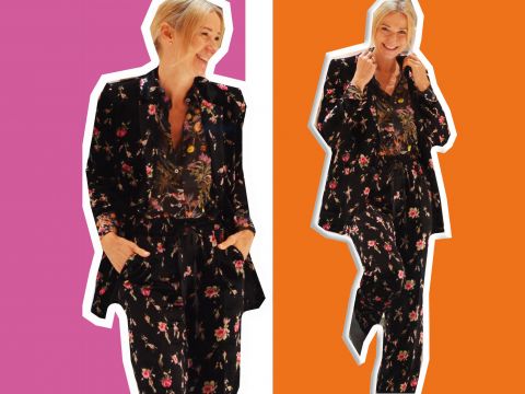 Eine Frau mit blondem Haar trägt ein schwarzes Blumenkostüm und lächelt. Sie steht vor einem hellrosa Hintergrund (links) und einem orangefarbenen Hintergrund (rechts). Ihr Kostüm weist ein buntes Blumenmuster auf.