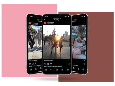 Auf drei Smartphones werden Instagram-Posts angezeigt, auf denen jeweils Menschen zu sehen sind, die posieren und die Umgebung im Freien genießen. Der Hintergrund ist in Rosa und Braun gehalten und unterstreicht die lebhafte Atmosphäre der Social-Media-Interaktionen.