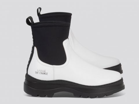 Ein Paar stylische weiße Stiefeletten mit schwarzen elastischen Seiten und Sohlen. Auf der Rückseite der Stiefel ist der Satz „Choose the Change“ aufgedruckt.
