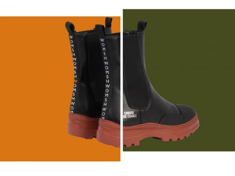 Ein Paar schwarze Chelsea-Stiefel mit dicken braunen Sohlen ist in zwei Teile auf orangefarbenem und grünem Hintergrund geteilt. Der Text „WOMSH“ und „CHOOSE THE CHANGE“ ist seitlich und hinten auf die Stiefel gedruckt.