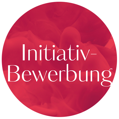 Roter Hintergrund mit dem Schriftzug „Initiativ-Bewerbung“ in weißer Schrift in der Mitte.