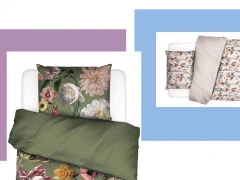 Zwei Betten mit Blumenmustern: eine grüne Blumenbettdecke mit großem Blumendruck auf einem weißen Bett in einer violetten Ecke und ein weißes Bett mit kleinem Blumendruck und Bettdecke mit Punktemuster in einer blauen Ecke.