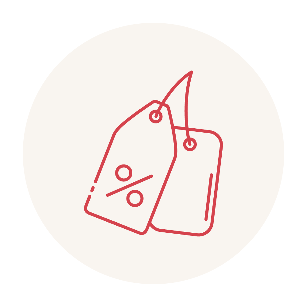 Ein einfacher roter Umriss von zwei Preisschildern, eines mit einem Prozentsymbol, auf einem hellbeigen kreisförmigen Hintergrund.