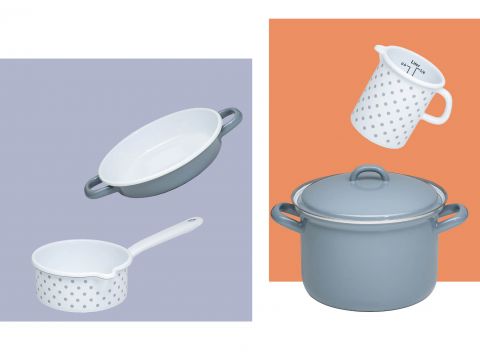 Zu einer Sammlung von Kochgeschirr gehören ein hellblauer Kochtopf mit Tupfen, eine ovale Auflaufform mit Griffen, ein Messbecher mit Punkten und ein großer blauer Topf mit Deckel. Sie sind vor pastellblauen und orangefarbenen Hintergründen angeordnet.