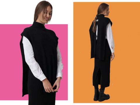 Eine Frau, die einen schwarzen ärmellosen Rollkragenpullover über einem weißen Hemd trägt, posiert vor einem farbenfrohen Hintergrund. Die erste Ansicht zeigt sie lächelnd mit verschränkten Armen, während die zweite sie von hinten zeigt und ihren langen Rock und ihre schwarzen Stiefel hervorhebt.