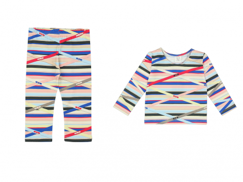 Ein passendes Kinder-Outfit-Set bestehend aus einem Langarmshirt und einer Hose mit bunten diagonalen Streifen in Rosa, Blau, Rot und Grün auf weißem Hintergrund. Das Set ist vor einem schlichten weißen Hintergrund ausgelegt.