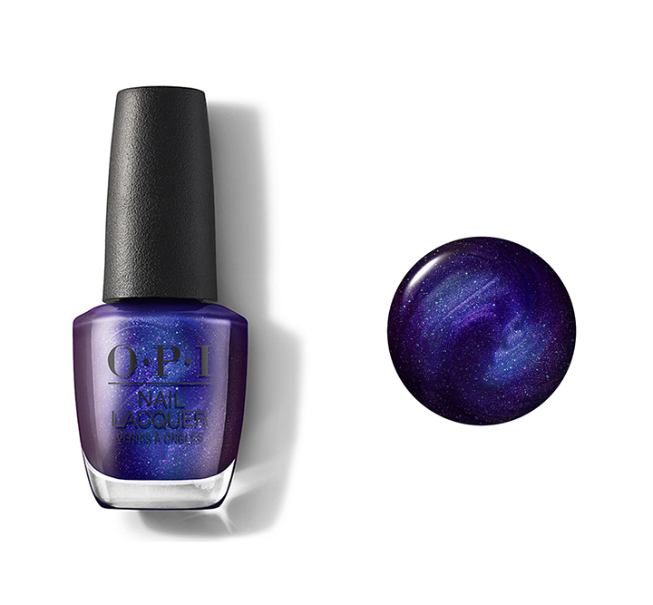 Eine Flasche OPI-Nagellack in einem schimmernden dunklen Lilaton wird neben einem runden Muster präsentiert, das die gleiche Farbe und ihr schillerndes Finish zeigt.