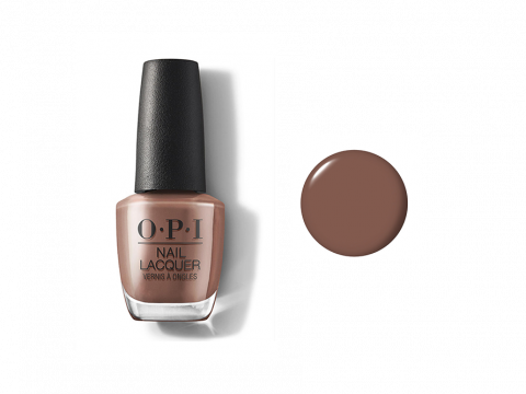 Links ist eine Flasche OPI-Nagellack in einem hellbraunen Farbton abgebildet. Rechts ist ein runder Farbstreifen der gleichen Nagellackfarbe zu sehen. Die Flasche hat einen schwarzen Deckel und ist mit dem Markennamen beschriftet.