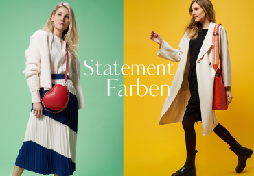 Zwei Models posieren vor farbenfrohen Hintergründen. Die linke trägt eine weiße Jacke und einen blau-weißen Faltenrock mit einer roten herzförmigen Tasche. Die rechte trägt einen weißen Mantel über schwarzer Kleidung und dazu eine rote Tasche. Der Text lautet „Statement Farben“.