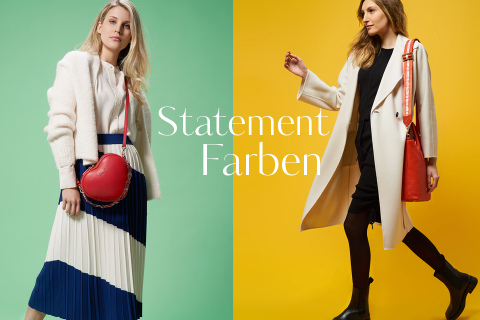 Zwei Models posieren vor farbenfrohen Hintergründen. Die linke trägt eine weiße Jacke und einen blau-weißen Faltenrock mit einer roten herzförmigen Tasche. Die rechte trägt einen weißen Mantel über schwarzer Kleidung und dazu eine rote Tasche. Der Text lautet „Statement Farben“.