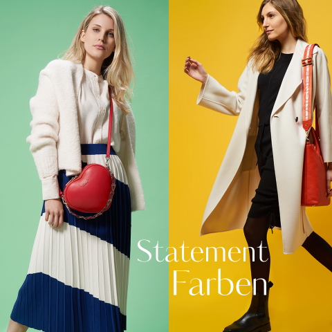 Zwei Frauen in stylischen Outfits. Links: Frau in weißer Bluse, gestreiftem Rock und weißem Mantel mit roter herzförmiger Tasche. Rechts: Frau in schwarzem Kleid und weißem Mantel mit roter Umhängetasche. Text: „Statement Farben“. Grüne und gelbe Hintergründe.
