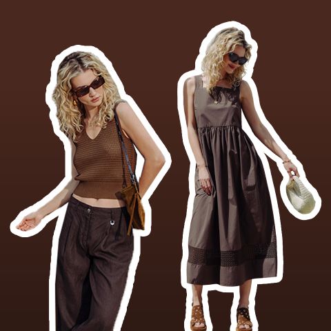 Zwei Frauen mit lockigem blondem Haar tragen braune Sommerkleider: die eine in einem gestrickten Crop-Top und einer Hose, die andere in einem ärmellosen Midikleid mit Hut.