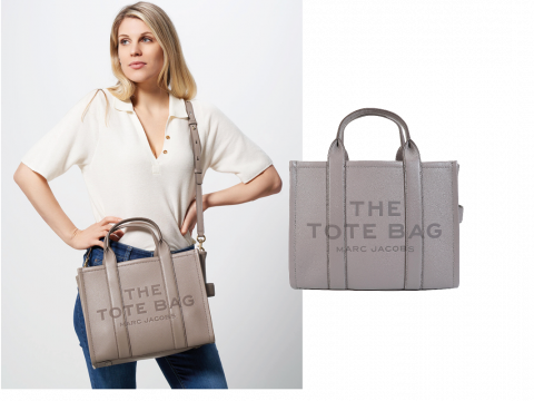 Eine Frau in weißer Bluse und Jeans hält eine graue Einkaufstasche mit der Aufschrift „THE TOTE BAG Marc Jacobs“. Ein weiteres Bild der Einkaufstasche ist rechts zu sehen.