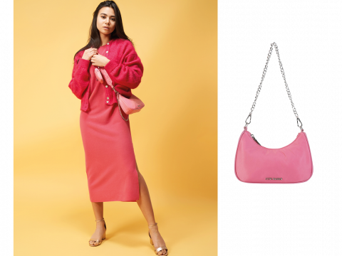 Eine Frau in einem rosa Kleid und einer dazu passenden rosa Strickjacke hält eine hellrosa Handtasche. Sie steht vor einem gelben Hintergrund. Rechts ist eine Nahaufnahme der rosa Handtasche mit Kettenriemen zu sehen.