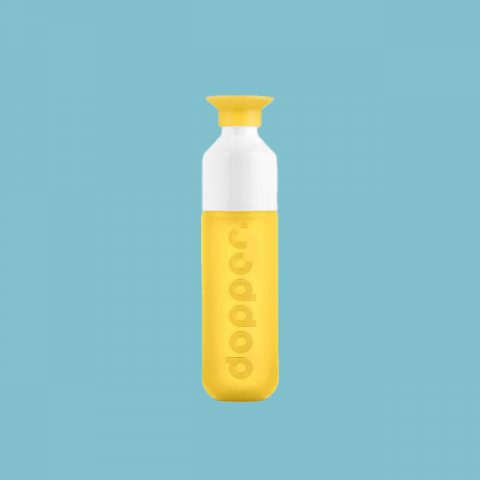 Eine gelbe Dopper-Wasserflasche mit weißem Deckel vor einem schlichten blaugrünen Hintergrund. Auf der Flasche ist der Markenname „Dopper“ vertikal eingeprägt.