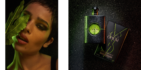 Eine Person mit kurzen Haaren hält sich ein Blatt vors Gesicht, trägt dunkles Augen-Make-up und Lippenstift. Daneben steht eine Flasche Black Opium-Parfüm und die Verpackung vor einem glitzernden schwarzen Hintergrund.