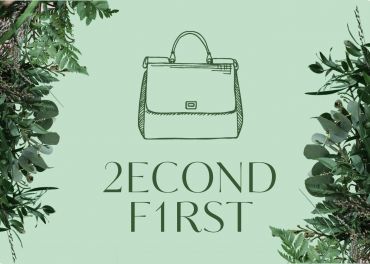 Abbildung einer Handtasche auf hellgrünem Hintergrund, umgeben von grünem Blattwerk in den Ecken. Unter der Handtasche ist der Text „2ECOND F1RST“ zu sehen.