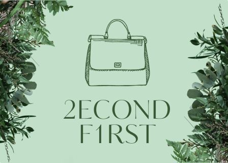 Abbildung einer Handtasche auf hellgrünem Hintergrund, umgeben von grünem Blattwerk in den Ecken. Unter der Handtasche ist der Text „2ECOND F1RST“ zu sehen.