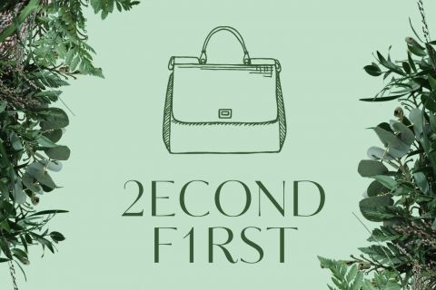 Abbildung einer Handtasche auf hellgrünem Hintergrund, umgeben von grünem Blattwerk in den Ecken. Unter der Handtasche ist der Text „2ECOND F1RST“ zu sehen.