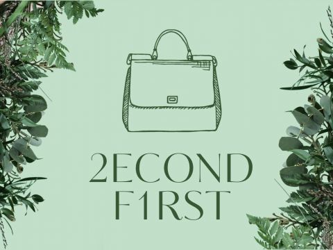 Abbildung einer Handtasche auf hellgrünem Hintergrund, umgeben von grünem Blattwerk in den Ecken. Unter der Handtasche ist der Text „2ECOND F1RST“ zu sehen.
