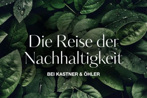 Auf grünen Blättern mit Wassertropfen überlagerter Text lautet: „Die Reise der Nachhaltigkeit bei Kastner & Öhler.“.