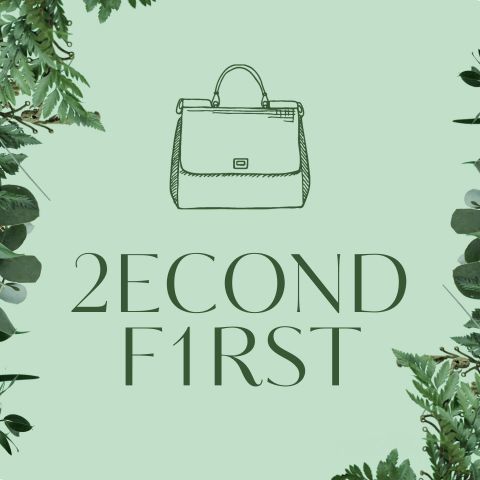 Eine Abbildung einer Handtasche auf einem hellgrünen Hintergrund, umgeben von einem Rand aus grünen Blättern. Der Text „2ECOND F1RST“ steht in großen Buchstaben unter der Handtasche.