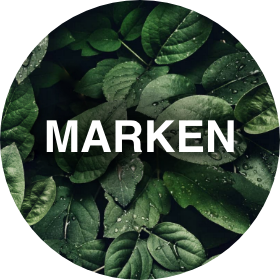 Ein kreisförmiges Bild mit üppigen grünen Blättern mit Wassertropfen, darüber das Wort „MARKEN“ in fetten weißen Buchstaben.