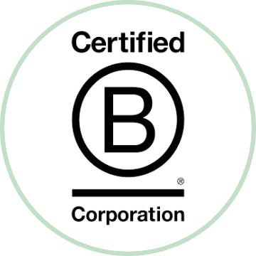 Logo einer zertifizierten B Corporation. Das Bild zeigt einen fetten, schwarzen Buchstaben „B“ im Kreis, darüber die Wörter „Certified“ und darunter „Corporation“, alles in schwarzer Schrift auf weißem Hintergrund mit einem hellgrünen, kreisförmigen Rand.