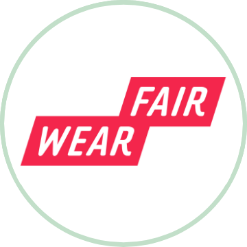 Logo von Fair Wear mit den Wörtern „FAIR“ und „WEAR“ in fetten, weißen Buchstaben auf rotem, schrägem Hintergrund. Das Logo ist von einem weißen Kreis mit hellgrünem Rand umgeben.