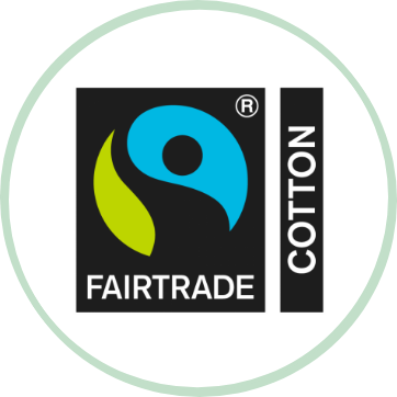 Fairtrade-Baumwolllogo mit einer stilisierten blauen und grünen Figur auf schwarzem Hintergrund und den Wörtern „FAIRTRADE“ und „COTTON“ in weißer Schrift.