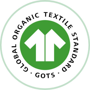 Logo des Global Organic Textile Standard (GOTS), bestehend aus einem grünen Kreis mit einer weißen T-Shirt-Silhouette darin. Der umgebende Text lautet „Global Organic Textile Standard • GOTS“ in schwarzen Großbuchstaben.