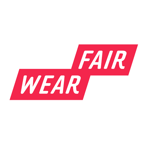 Logo der Fair Wear Foundation mit den Worten „FAIR WEAR“ in Weiß auf rotem Hintergrund, angeordnet in einem Zickzackmuster.