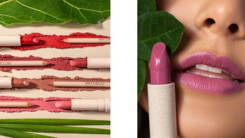 Das Bild zeigt verschiedene Farbtöne von ARTDECO-Lippenstiften und -Stiften auf einem beigen Hintergrund mit zerstoßenem Pigment. Rechts eine Nahaufnahme von Lippen mit rosa Lippenstift, die teilweise von einem grünen Blatt bedeckt sind.