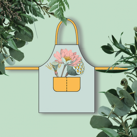Abbildung einer Schürze mit Blumenmuster, bestehend aus rosa und gelben Blumen. Die Schürze ist auf einem pastellgrünen Hintergrund zentriert und auf beiden Seiten von grünem Blattwerk flankiert.
