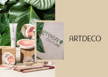 Eine Kollektion von ARTDECO-Make-up-Produkten, darunter natürlicher Concealer, Rouge und Lippenstifte, wird mit grünen Blättern präsentiert. Das Bild zeigt außerdem die Worte „Green Couture“ auf einem Hintergrund, der ein umweltfreundliches Thema symbolisiert.