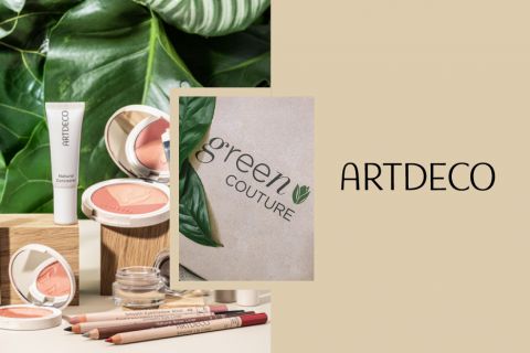 Eine Kollektion von ARTDECO-Make-up-Produkten, darunter natürlicher Concealer, Rouge und Lippenstifte, wird mit grünen Blättern präsentiert. Das Bild zeigt außerdem die Worte „Green Couture“ auf einem Hintergrund, der ein umweltfreundliches Thema symbolisiert.