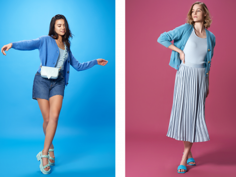 Zwei Frauen posieren vor bunten Hintergründen. Die Frau links trägt eine blaue Strickjacke, Jeansshorts und Sandalen vor einem blauen Hintergrund. Die Frau rechts trägt einen blau gestreiften Rock, ein Tanktop, eine Strickjacke und Sandalen vor einem rosa Hintergrund.