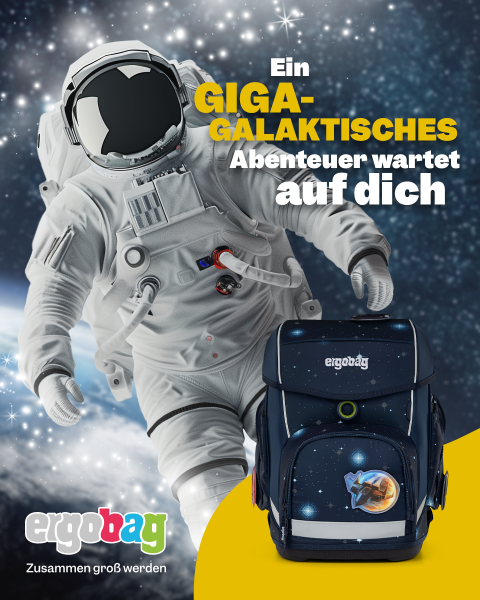 Astronaut schwebt im Weltraum mit einem leuchtenden Hintergrund aus Sternen und Planeten. Unten ist ein blauer Rucksack mit Weltraummotiv abgebildet. Der Text auf Deutsch lautet: „Ein GIGA-GALAKTISCHES Abenteuer wartet auf dich“ und „ergobag Zusammen groß werden“.