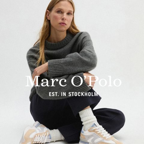 Eine Frau in einem grauen Pullover und Turnschuhen sitzt mit auf die Knie gestützten Armen da. Der Text lautet "Marc O'Polo EST. IN STOCKHOLM.