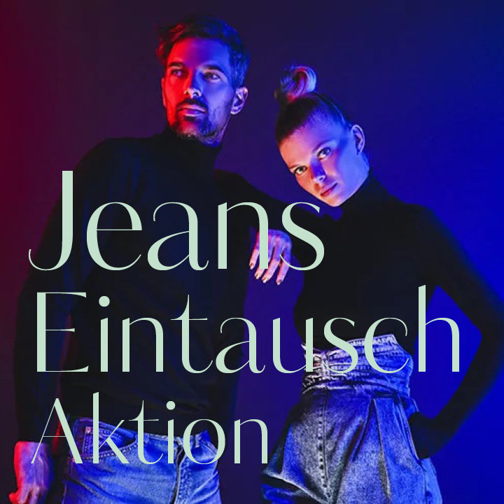 Ein Mann und eine Frau in Rollkragenpullovern, beide in Jeans, posieren vor einem stimmungsvollen, farbenfrohen Hintergrund. Über dem Bild steht in großem Text „Jeans Eintausch Aktion“.
